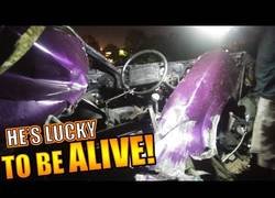 Enlace a El tremendo accidente en una carrera ilegal en el que el conductor salió vivo de milagro
