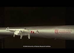 Enlace a Ponen a prueba el impacto de un drone hace el ala de un avión a 400km/h
