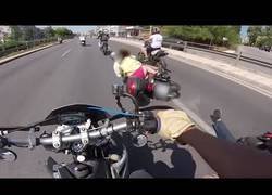 Enlace a Hay gente que hace auténticas locuras para adelantar en moto