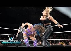 Enlace a Graban el momento en el que una luchadora de WWE se destroza la rodilla