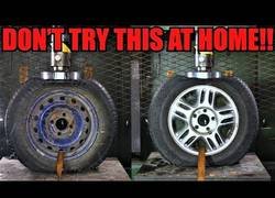 Enlace a Realizan un test de resistencia a un neumático de acero y a otro de aleación ligera (aluminio)