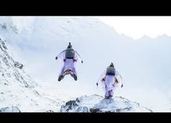 Enlace a De infarto estos tipos haciendo salto base sobre la montaña suiza de Jungfrau
