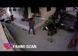 Enlace a Así se ve el paso de un tsunami por una calle