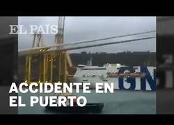 Enlace a Un barco choca contra el puerto de Barcelona 