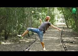 Enlace a Malabarismo increíble con 3 pelotas 