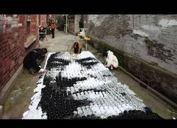 Enlace a Así se hace un retrato gigante... ¡con calcetines!