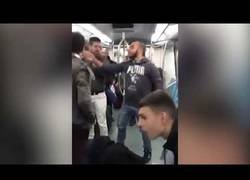 Enlace a Racistas ucranianos atacan a un pasajero en Roma 