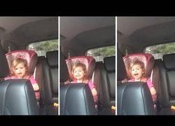 Enlace a Niña pequeña canta Queen