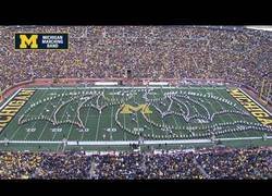 Enlace a Homenaje a juego de tronos en un partido de fútbol americano