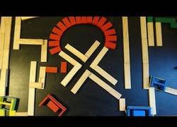 Enlace a Yo no consigo ni hacer una cadena de dominó