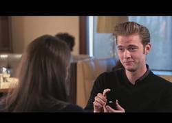 Enlace a Le propone matrimonio con un anillo falso [Inglés]