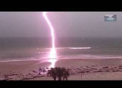 Enlace a Top 7 Most Shocking Lightning Strikes to the Water
