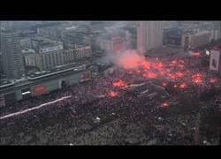 Enlace a Los polacos celebran su 100 aniversario desde la independencia