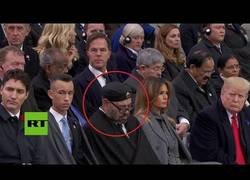 Enlace a El rey de Marruecos se duerme en el homenaje al fin de la I Guerra Mundial y Trump lo pilla
