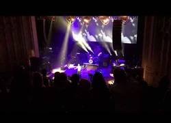 Enlace a Fans se tiran al escenario para abrazar al cantante