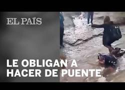 Enlace a Obligan a un compañero con discapacidad a hacer de ‘puente humano’ sobre un arroyo