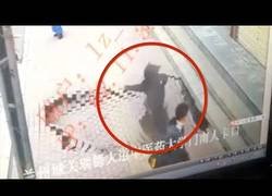 Enlace a Mujer camina por la calle cuando se desprende el suelo