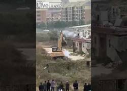 Enlace a Hombre tumba con fuegos artificiales la excavadora que trataba de demoler su casa en China