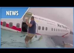 Enlace a Increíble rescate de un marine sobre un avión en medio del mar