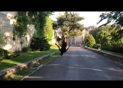 Enlace a Este chico hace volteretas hacia atrás sin parar con una sola pierna 