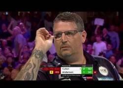 Enlace a Jugador profesional de dardos consigue meter todos los dardos ¡en una sola casilla!