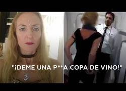 Enlace a Pasajera borracha lanza insultos racistas a la tripulación tras negarle una copa de vino