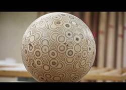 Enlace a Este hombre hace una bola perfecta con triángulos de madera