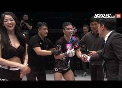 Enlace a Este luchador acusado de acoso no quiere tocar a la chica para que no le acusen de nuevo 