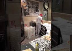 Enlace a Pizzero demuestra su talento a los clientes de un restaurante 