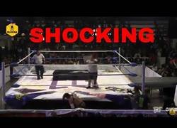 Enlace a Este luchador fuera de control le lanza un ladrillo a su contrincante