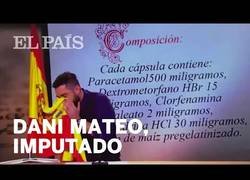 Enlace a Dani Mateo es imputado por una broma de sonarse los mocos con la bandera de España