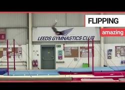 Enlace a Gimnasta bate un récord volando de una barra a otra