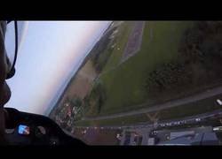 Enlace a Artur Kielak haciendo un vuelo rasante con el avión boca arriba
