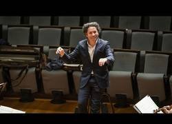 Enlace a La filarmónica de Berlín sorprende a su director en su cumpleaños