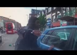 Enlace a Ciclista ataca al conductor que le ha atropellado con un cuchillo enorme