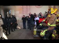Enlace a El asalto al parlamento. Acción de protesta en Cataluña, España.