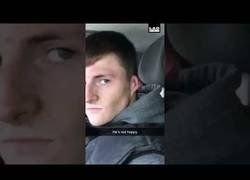 Enlace a Chico le pega las orejas con superglue a su amigo