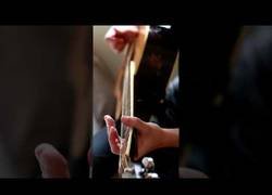 Enlace a Haciendo música con una guitarra rota