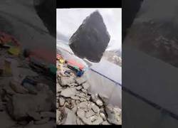 Enlace a Roca cae de la montaña y casi mata a un hombre