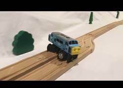 Enlace a Tren haciendo un efecto dominó sobre los raíles