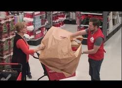 Enlace a Broma cámara oculta: ¿Alguien sabe envolver el regalo? [Inglés]