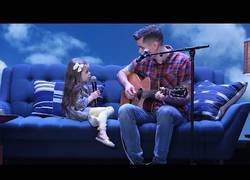 Enlace a Padre e hija cantan a duo 