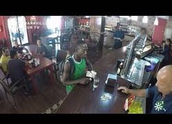 Enlace a Un camarero a un inmigrante: 