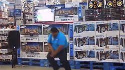 Enlace a Hombre bailando serrucho en el supermercado