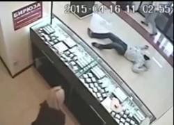 Enlace a Ladrón asalta joyería. Un ex campeón de taekwondo estaba como cliente.