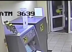 Enlace a Hombre explota un cajero automático y se lleva todo lo que había dentro