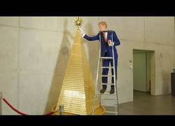 Enlace a El árbol de navidad más caro de Europa, está hecho de lingotes de oro