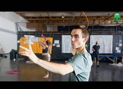 Enlace a ¡Los malabaristas buenos no están solo en la calle! Trucos increíbles en una convención