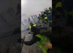 Enlace a Chalecos amarillos están atacando a la policía. El ataque de chalecos amarillos a la policía.