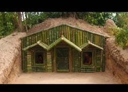 Enlace a Construyen una casa en el bosque con bambú